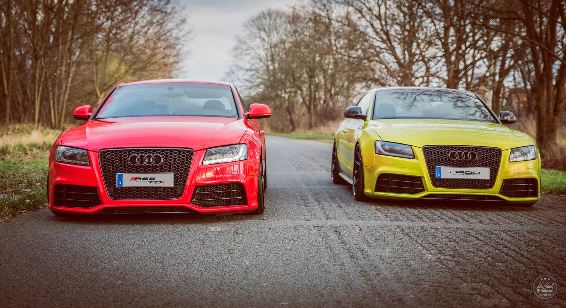 Roter und gelber Audi A5 nebeneinander