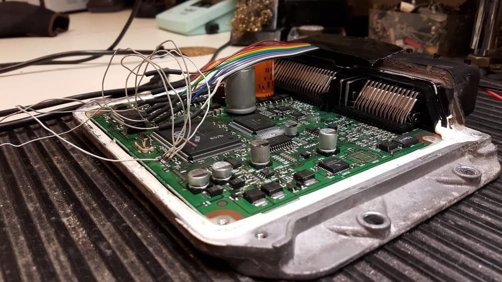 Geöffnetes Motorsteuergerät mit angeschlossenem BDM-Adapter