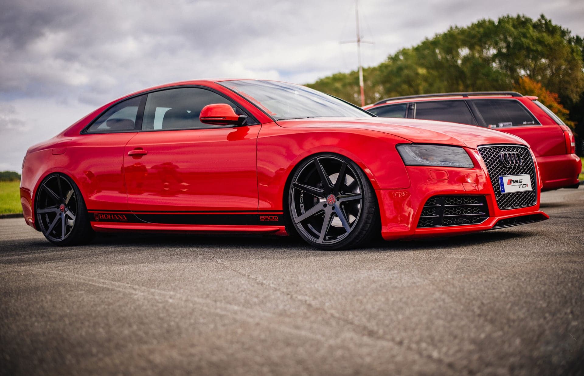 Roter Audi A5 von BROO Performance neben einem Audi A6 Avant