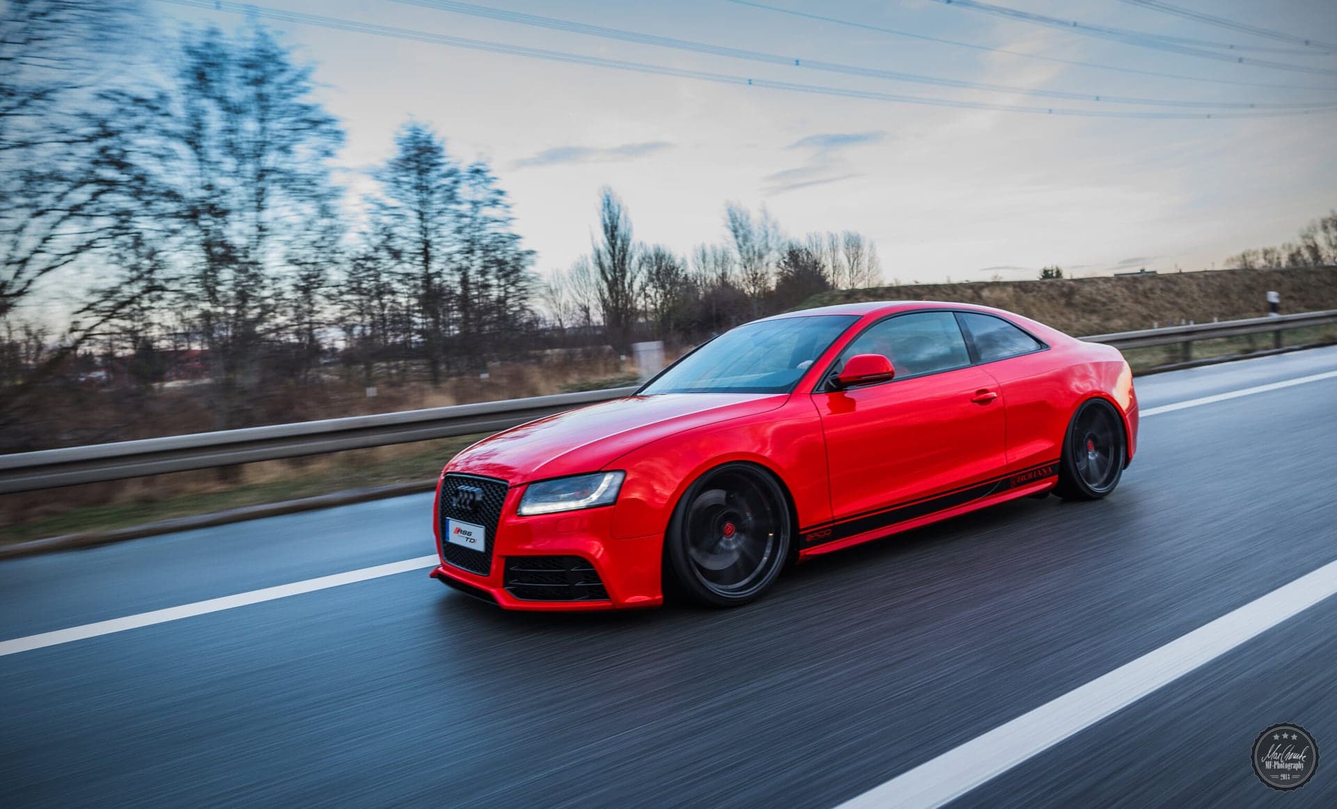 Roter Audi A5 3.0 TDI von BROO Performance in Fahrt auf der Autobahn