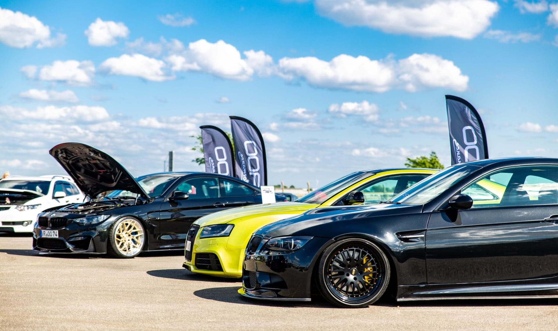 Fahrzeuge auf einer Tuning-Convention von BROO Performance