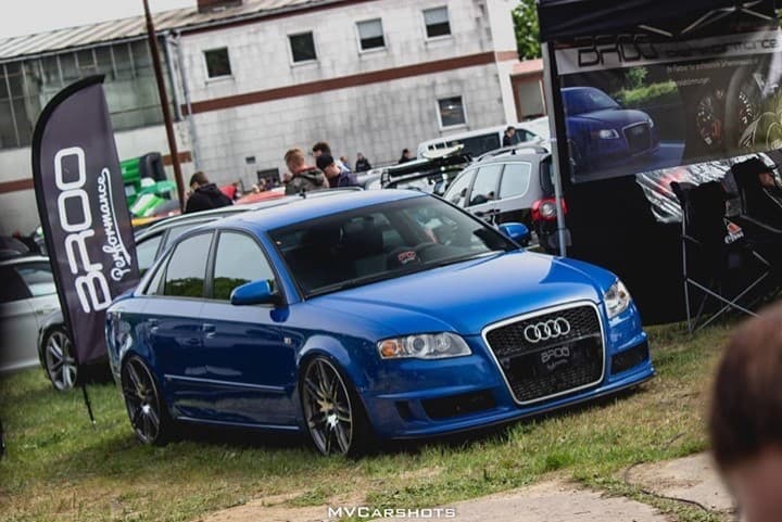 Blauer Audi A4 am BROO-Stand