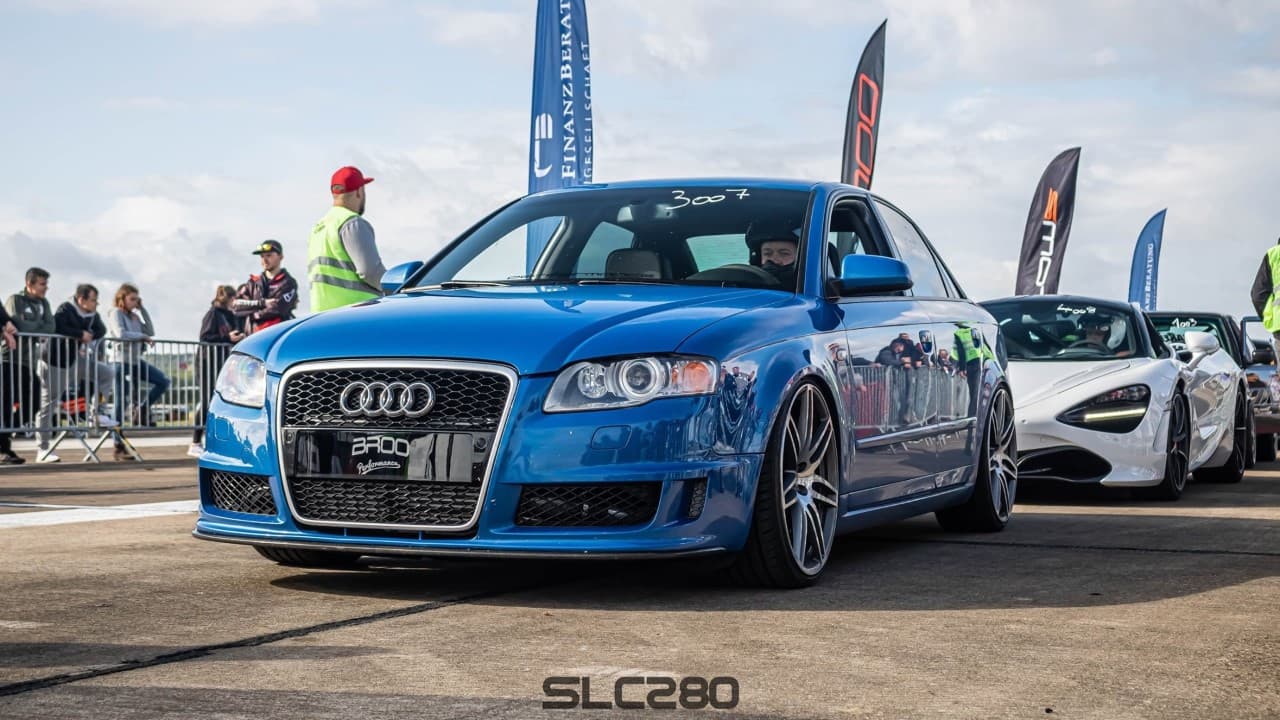 Fahrzeug am Stand von BROO Performance